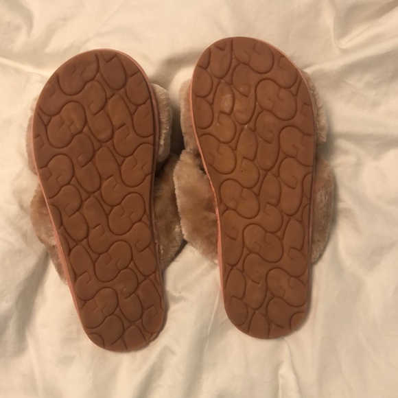 Pink fuzzy slippers - Picture 2 of 4